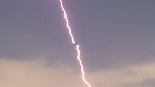 🔴 FLASH - #Paris : La capitale a été témoin d'#orages importants, ce dimanche.

👉 Un avion de ligne a même été foudroyé en plein vol alors qu'il se trouvait à proximité de la Tour #Eiffel. Sans conséquence pour les passagers. (📸 BertrandKulik) #Météo