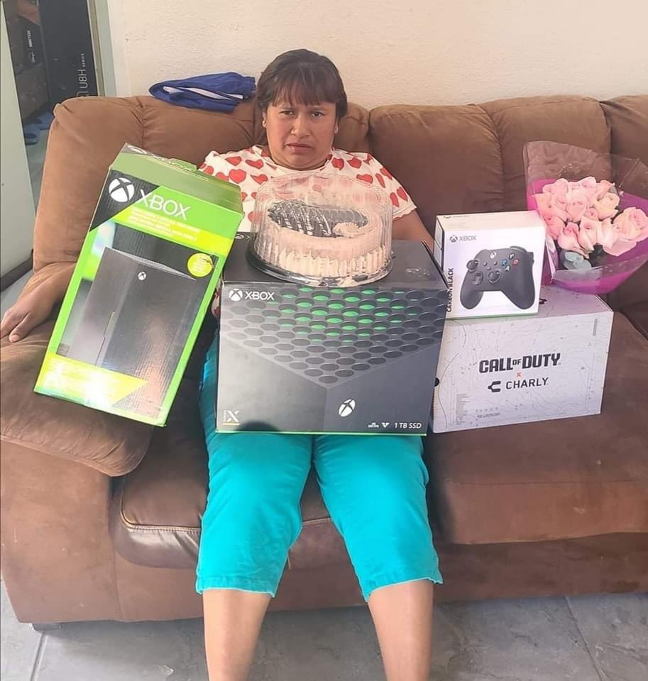 OutOfContextCol's tweet image. Feliz día mamá