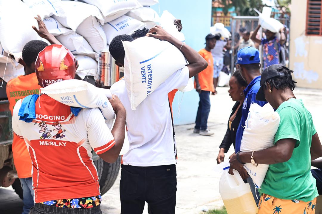 Despite the continued unrest, @WFP_Haiti is reaching displaced families in the capital. After 2 months of blockade, our team managed to provide food assistance to 26,000 people in 2 days, in Cité Soleil, one of the most vulnerable and insecure neighborhoods in Port-au-Prince.