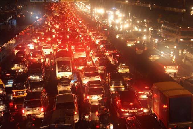 Northern lights in Borivali 😄
#aurora 
#Auroraborealis 
#WesternExpressHighway
#Mumbai 
#Traffic