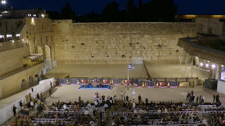 Live: Remembrance Day commemorations begin at the Western Wall For the first time since the October 7 massacre, Israel begins to commemorate the day of remembrance for fallen soldiers and victims of conflict. 🇮🇱💔🕯️🙏