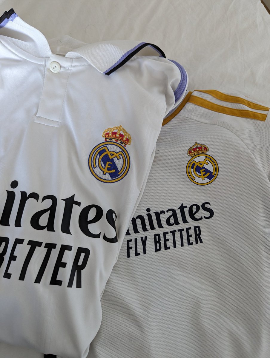 Denne her trøje (med kraven) havde jeg på, da jeg var på Bernabéu og så Jude Bellingham og Lucas Vázquez slå Barcelona for 3 uger siden. 

Den anden købte jeg til min søn dagen efter. 

Hvilken Real Madrid-trøje bærer en særlig betydning for dig?