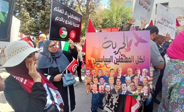 الآلاف يتظاهرون بتونس مُطالبين برحيل الرئيس قيس سعيّد وإسقاط الانقلاب