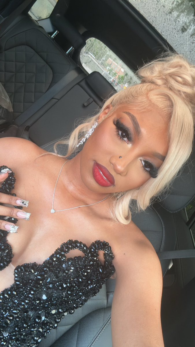 luvxnay's tweet image. prom♠️💋 #promqueen