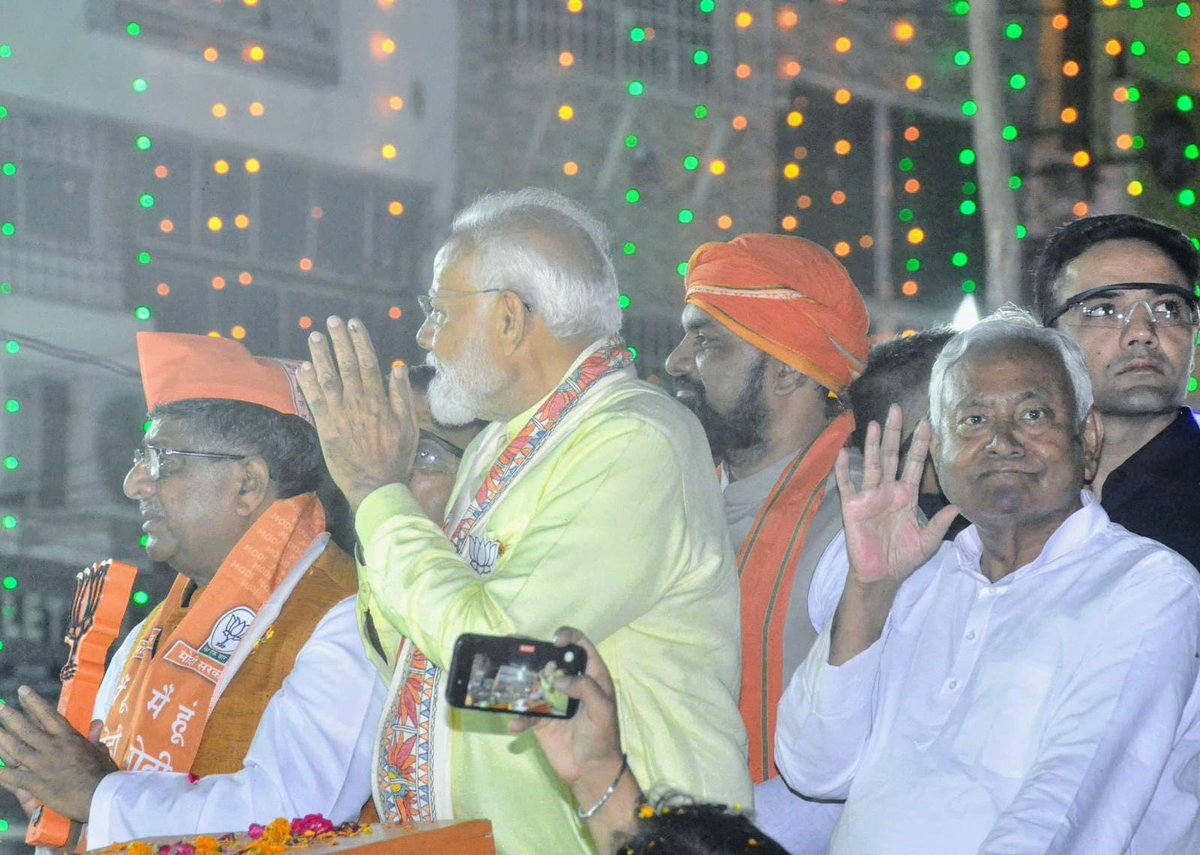 CMBiharNK's tweet photo. पटना में माननीय प्रधानमंत्री श्री नरेंद्र मोदी जी के साथ भव्य रोड शो में शामिल हुआ। https://t.co/p3ykpPLrm0