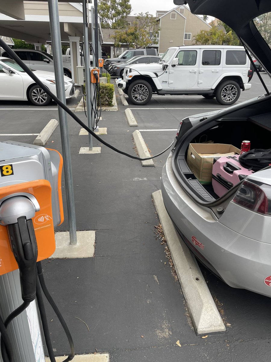 Tesla is the future. Anyone who drives an electric vehicle knows this. The only reliable charging network is $TSLA I brought both the Jeep and Model S to a Chargepoint both of these chargers non functional. NEVER happens at a Tesla supercharger