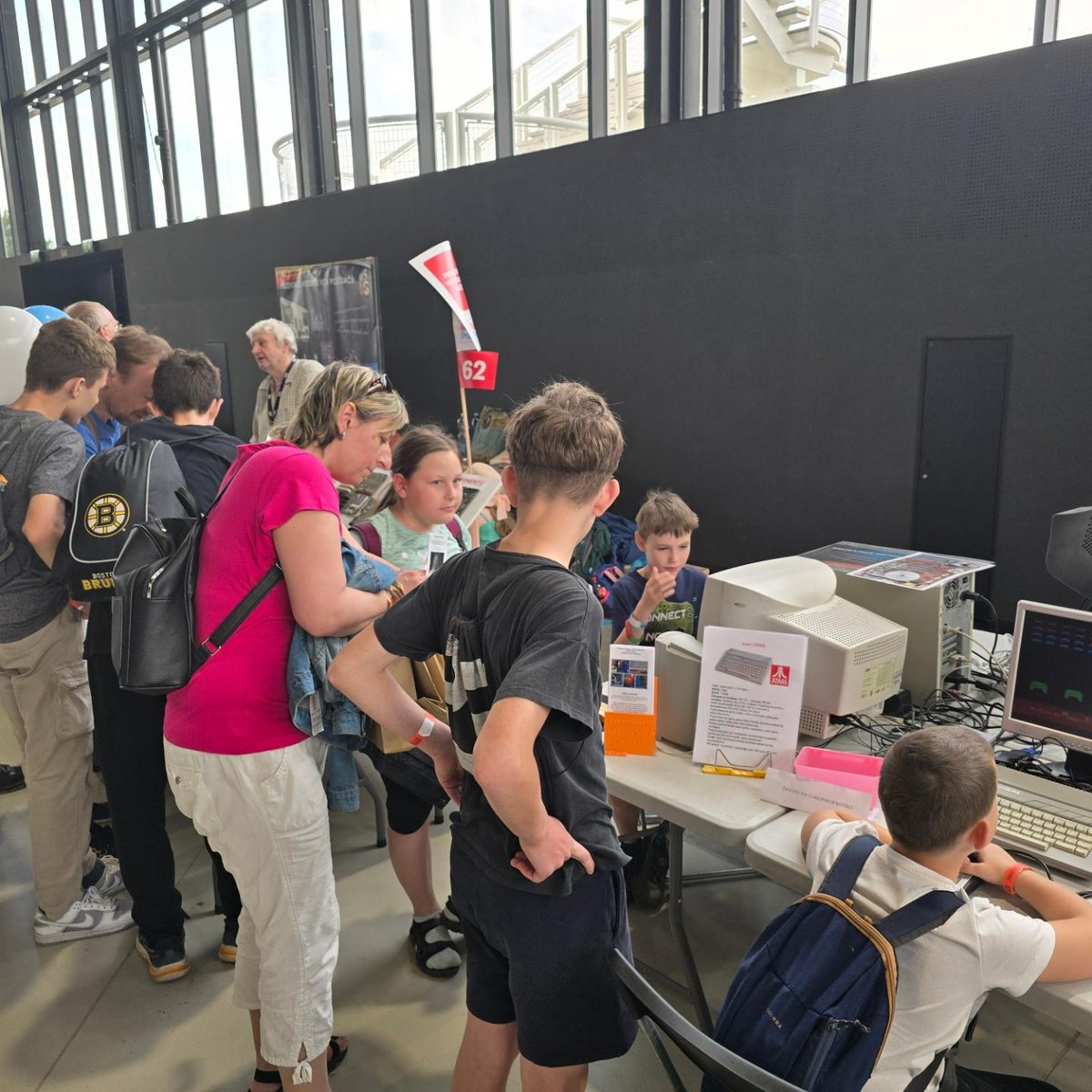 VejvyCZ's tweet image. Dnešek byl opět skvělý dokonce to vypadá že letos bylo návštěvníků na stánku více než minulý rok.
#oldcomputers
#MakerFairePrague