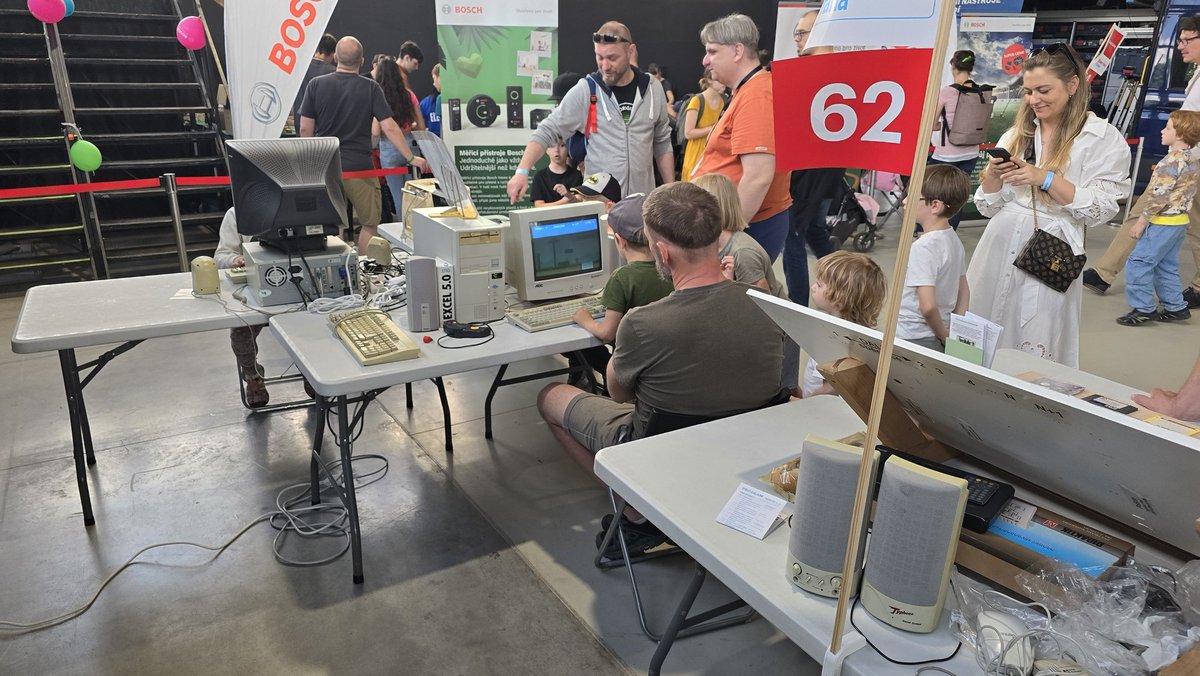 VejvyCZ's tweet image. Dnešek byl opět skvělý dokonce to vypadá že letos bylo návštěvníků na stánku více než minulý rok.
#oldcomputers
#MakerFairePrague