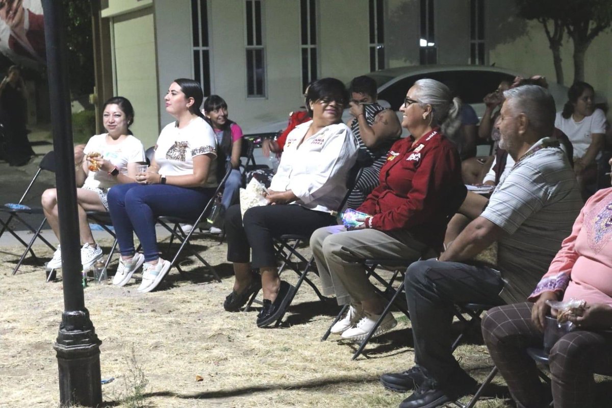 EmmaRiveraCm's tweet photo. Agradezco y celebró la oportunidad que tuve de sumarme a la celebración del día de las madres organizado por vecinos del fraccionamiento Fresno I, asimismo nos reunimos con parte del sector educativo mi admiración y compromiso con el gremio.

#quelajusticiasehagaley 
#MORENA2024 https://t.co/eHhFzh5cA9