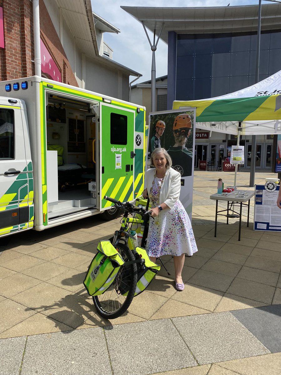 TheSheriffHat's tweet photo. @stjohnambulance fantastic to join some of your amazing volunteers in Norwich and to have my resuscitation skills refreshed by 2 very able young cadets. Thank you for sharing your time and skills with me and for your commitment to supporting the people of Norwich. 🙏🏻🙏🏻🙏🏻🚑 https://t.co/OnpXfWqOyk
