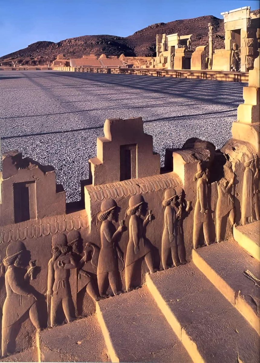 Persépolis Fondée par Darius en 518 av. Persépolis était la capitale de l'empire achéménide. Il a été construit sur une immense terrasse mi-artificielle mi-naturelle inspirée des modèles mésopotamiens. La qualité des ruines monumentales en font un site archéologique unique 🇮🇷