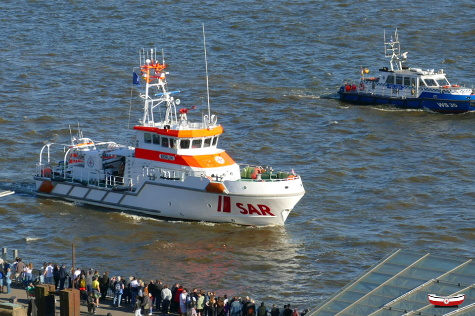 Seenotretter's tweet photo. In #Hamburg sagt man: Tschüss! Die #Seenotretter danken für das Interesse an der #DGzRS im @PortofHamburg ⚓️ beim 8⃣3⃣5⃣. #Hafengeburtstag. Unsere BERLIN hat viele Gäste begrüßt &amp; in Vorführungen ihre Leistungsfähigkeit gezeigt. Die Bilder zeigen die Auslaufparade. 📸 Frank Kahl https://t.co/N2WMBH9E1f