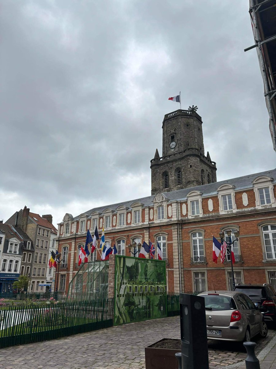 Encore un drapeau russe 🇷🇺 sur la Mairie de @Ville_Boulogne… quelle honte ! Monsieur le Maire, @fcuvillier, des explications ?