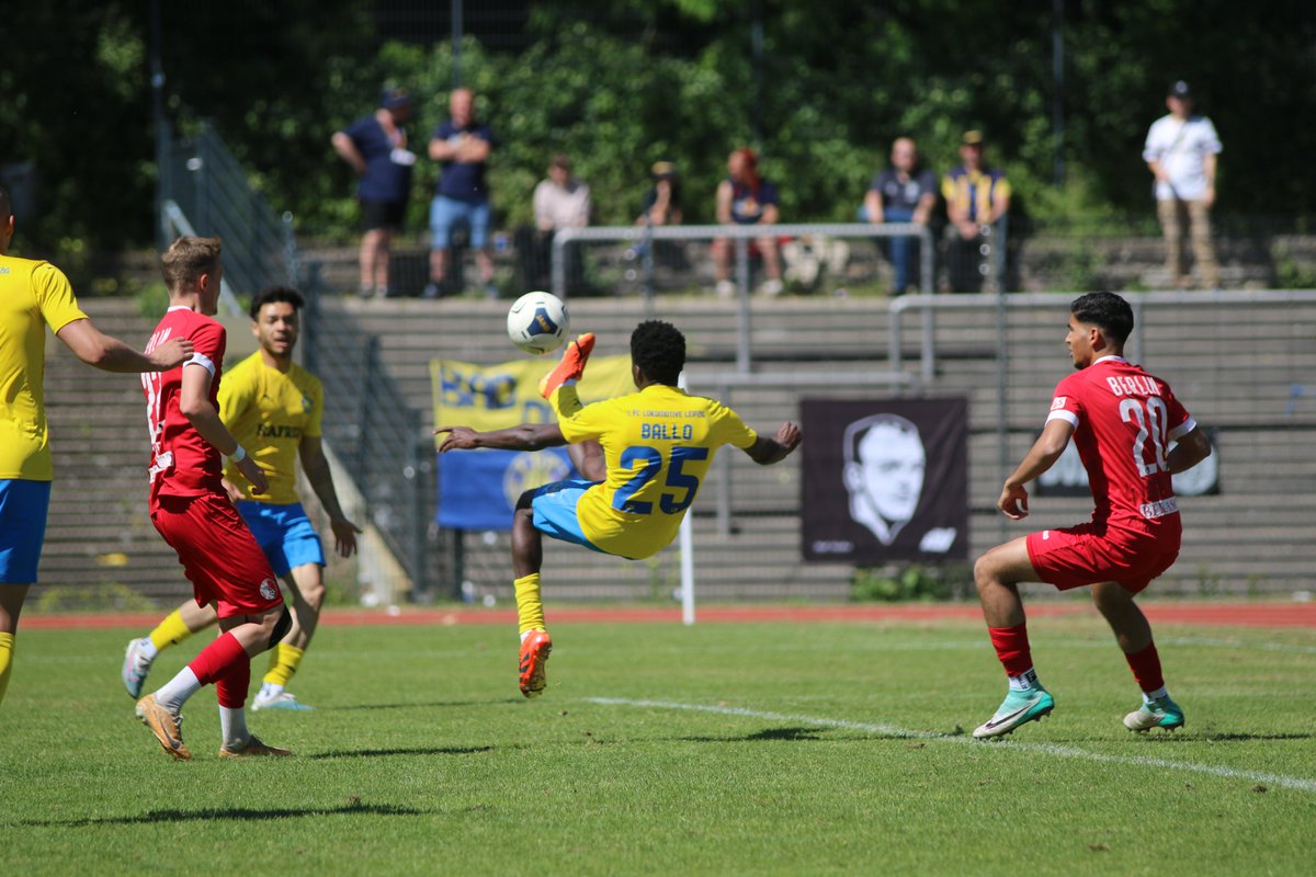 Bei bestem Sonnenschein feierte der 1. FC Lok ein echtes Schützenfest beim Berliner AK. Die 362 Zuschauer,sahen eine über weite Strecken dominante Leistung unsere Loksche, die das Ergebnis in der zweiten Hälfte dann auch in die Höhe schraubte. 

👉 lok-leipzig.com/news/detail/re…