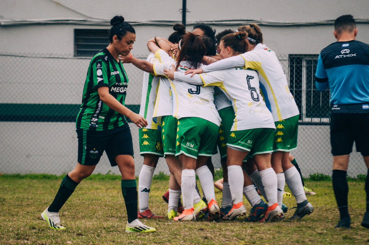 Goleada de las Tiburonas ante Nueva Chicago en la fecha 4, por el torneo de AFA🔰🦈 Como visitante, Aldosivi ganó 5-2 con goles de Rocío Gutiérrez, Morena Larea x2, Nadia Salazar, Daiana Perpetto. Con puntaje ideal, las Tiburonas lideran su zona.