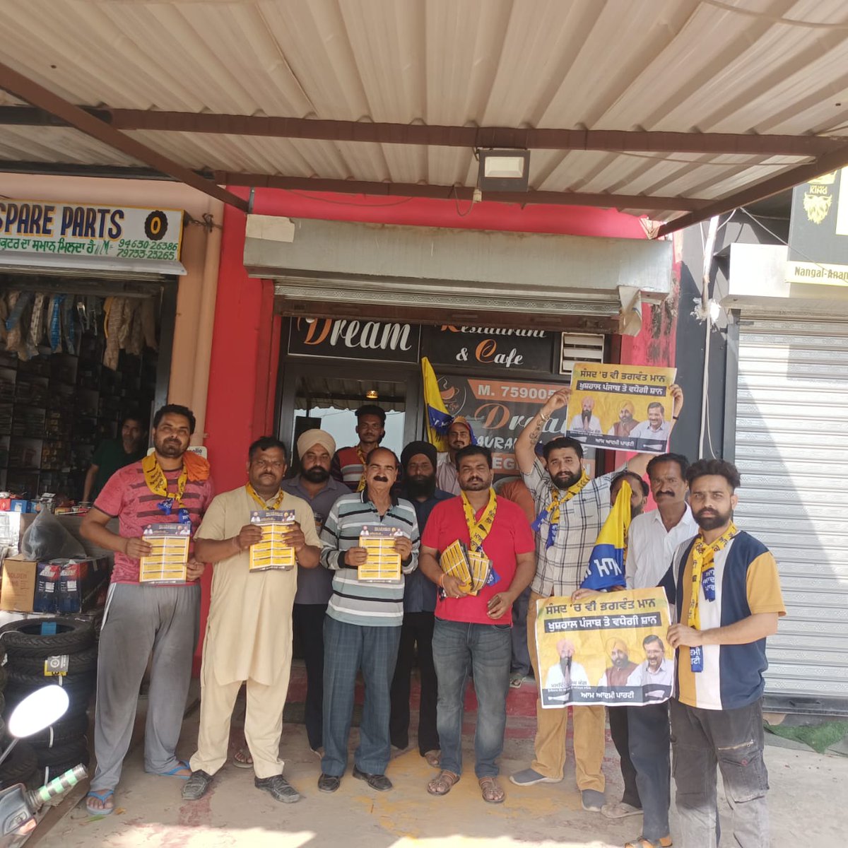 Door to Door campaign in favour of @kang_malvinder at Bhanupli Market...Lok sabha Halka Shri Anandpur Sahib Vote & support Aam Aadmi party @harjotbains @AamAadmiParty