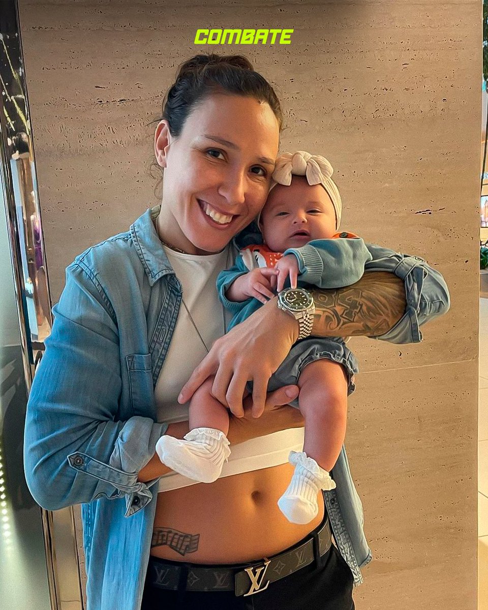 TODOS DE OLHO NESSA FERINHA NO FUTURO! 👏 Será que a pequena Rafa sonha em seguir os passos da mamãe Ju? 👀💪 *Contém texto alternativo Descrição para acessibilidade: foto de Juliana Velasquez com a filha #Combate #DiaDasMaes #JulianaVelasquez