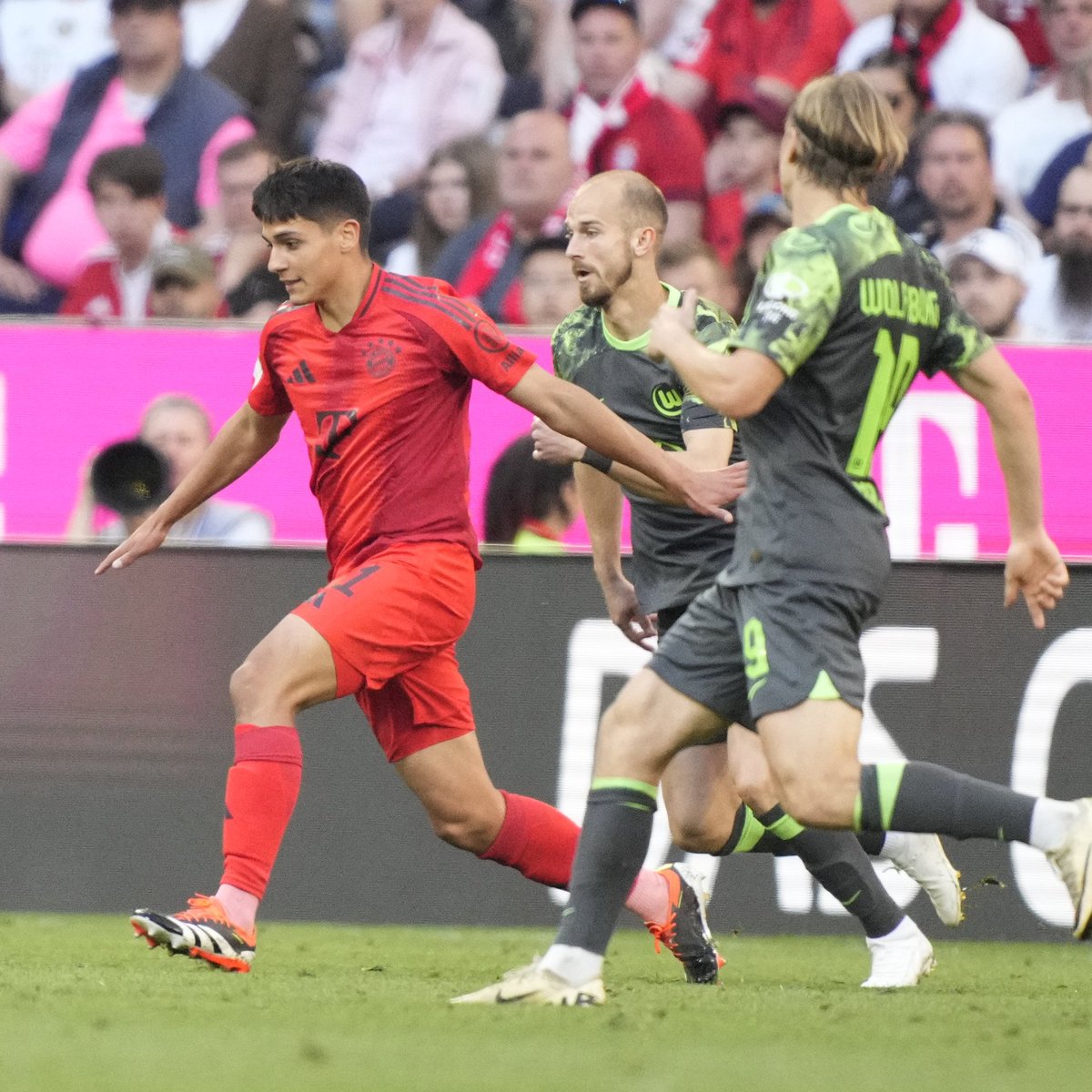 Raíces peruanas sobre el césped del Allianz Arena 🌱🇵🇪

¡Enhorabuena por el debut, Matteo Perez-Vinlöf! 😍

#FCBayern #MiaSanMia