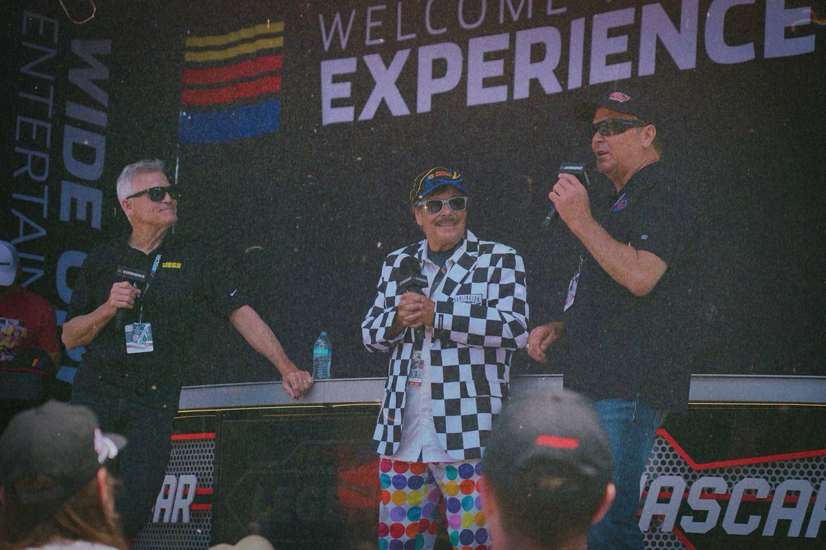 #NASCARLegends in the NASCAR Experience during #NASCARThrowback weekend is 🔥