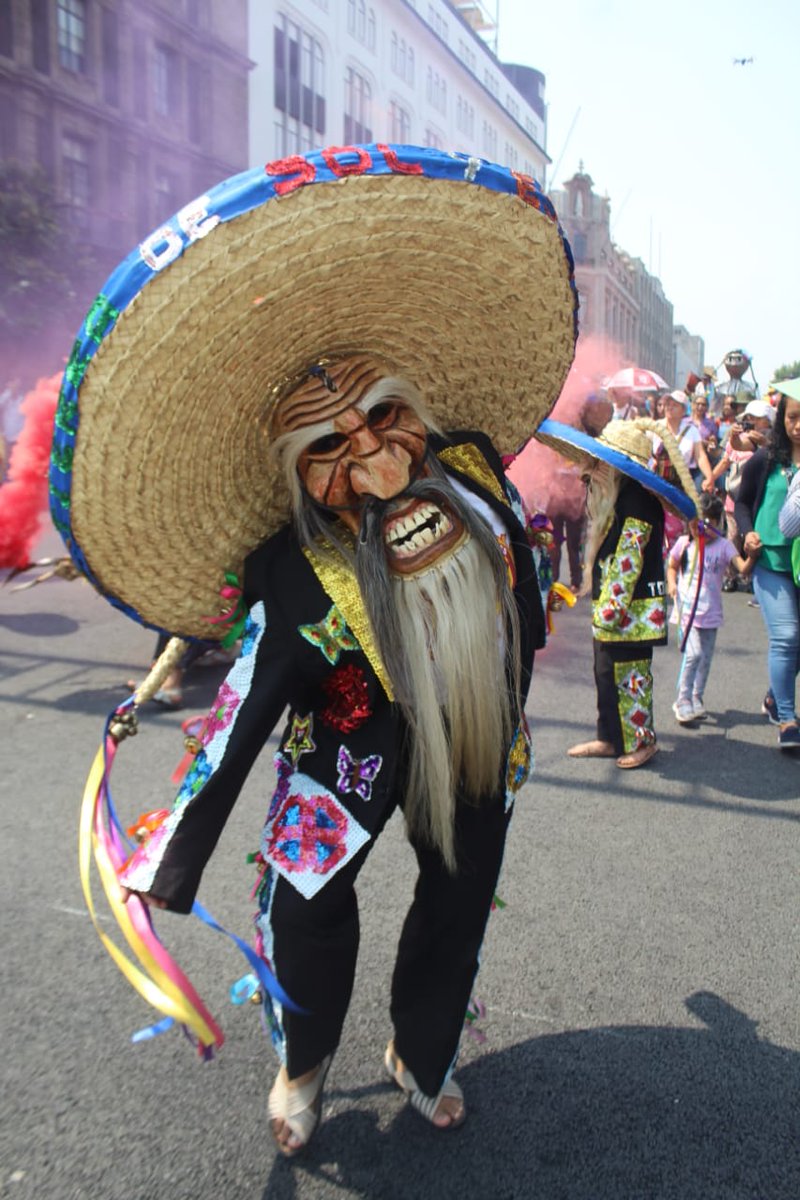 Hoy el Zócalo se vistió de colores y se llenó de música, danza y fiesta. Es el Zócalo de la gente. Es para caminar y disfrutar. Es sustentable y amigable. Es también el espacio de los desfiles cívicos e históricos. Es el Zócalo de los grandes conciertos, exposiciones y museos