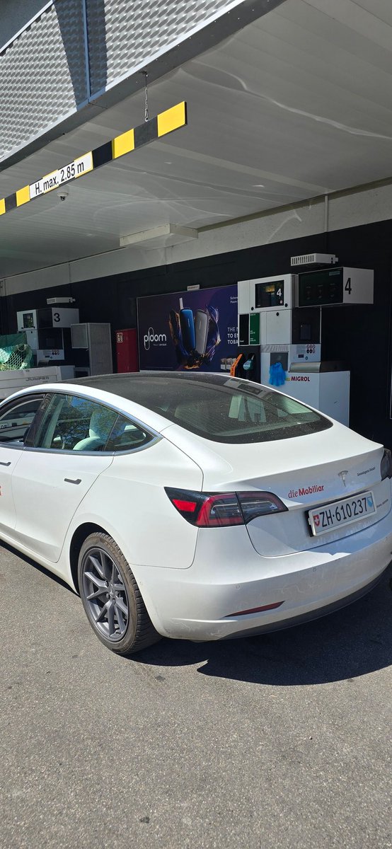 When an EV driver takes revenge and parks at the pump so non EVs cannot fill up... <a href="/TeslaCharging/">Tesla Charging</a> <a href="/migrol/">Migrol AG</a> <a href="/20min/">20 Minuten</a> #iced #evrevenge