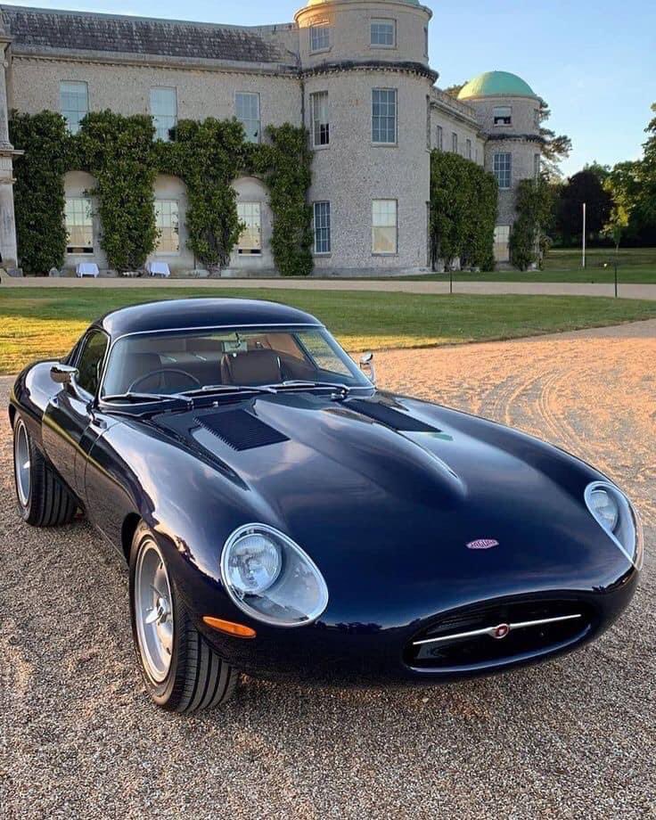 This is how you do it… WOW’ZA ….. Iconic Elegance: the Jaguar E-type…