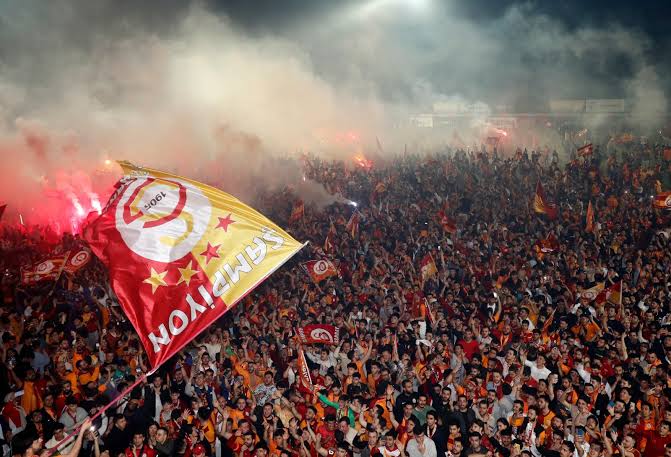 🏆 Galatasaray, haftaya evinde Fenerbahçe'den puan alması halinde şampiyonluğunu ilan edecek.