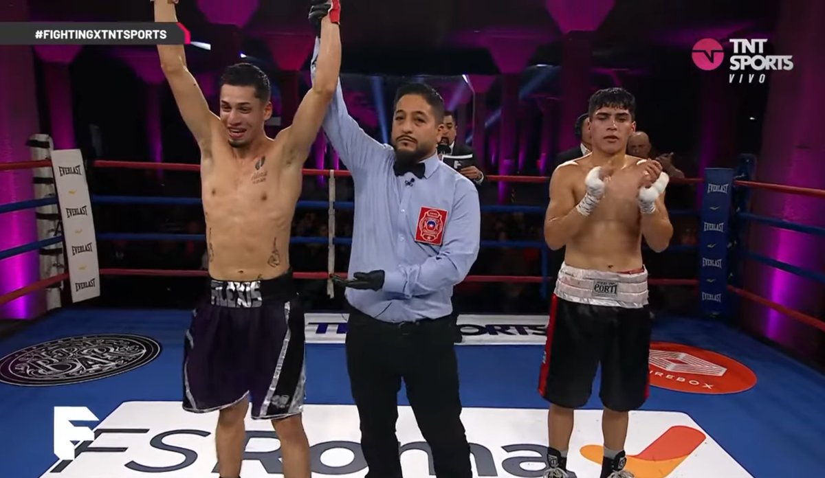 En Santiago, Matías Carvajal 🇨🇱 (1-1-0) venció por decisión unánime a Bryan Burgos 🇨🇱 (0-2-0) tras 4 rounds en la división Liviano. 
Tarjetas: C. Mora 39-36, F. Jara 39-36 y N. Dantas 39-36.
**Árbitro descuenta a Carvajal un punto en round 1.
#BoxeoProfesional #BoxeoChile