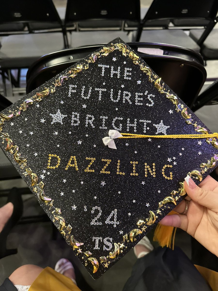 meggysversion's tweet photo. I look likeβ¦ a college grad in this light π§‘π€πΌππ #UTGrad24 #utaustin https://t.co/utzOvSu7m3