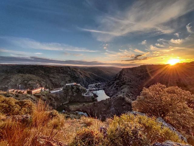 Recuperamos esta espectacular imagen de @lavidaen_fotografia del atardecer en los Arribes del Duero, donde al fondo se puede contemplar el Poblado del salto de Castro, en plena frontera con Portugal 😍

#zamoraenamora #atardecer #aliste #arribesdelduero