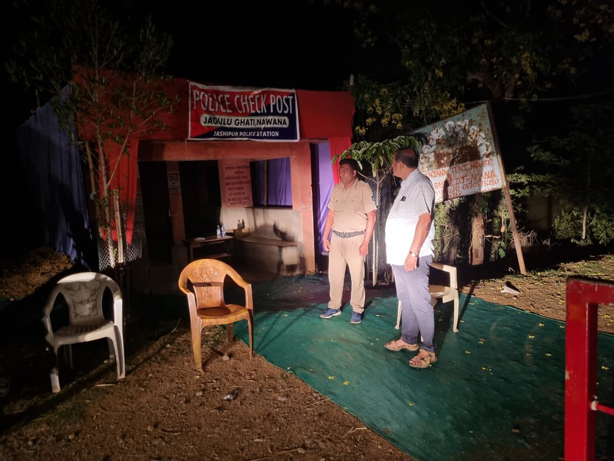 Ahead of general elections in poll-bound #Mayurbhanj, Returning Officers of all constituencies make surprise checking of functioning of FST, SST, Border check posts at night #Elections2024 #OdishaElections2024 #ChunavKaParv #Odisha #Poll @OdishaCeo @ECISVEEP @spmayurbhanj