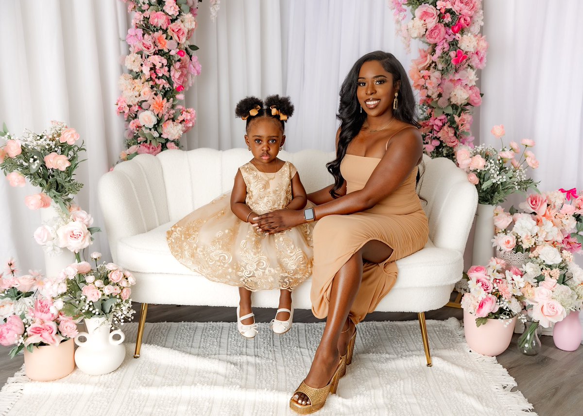 AdoreLala_'s tweet photo. if i had a flower for every time i thought of you...i could walk through my garden forever. 🌸🤍
because of you, i celebrate this day. 🫶🏾

mother’s day. ✨ https://t.co/9QZCDUJH99