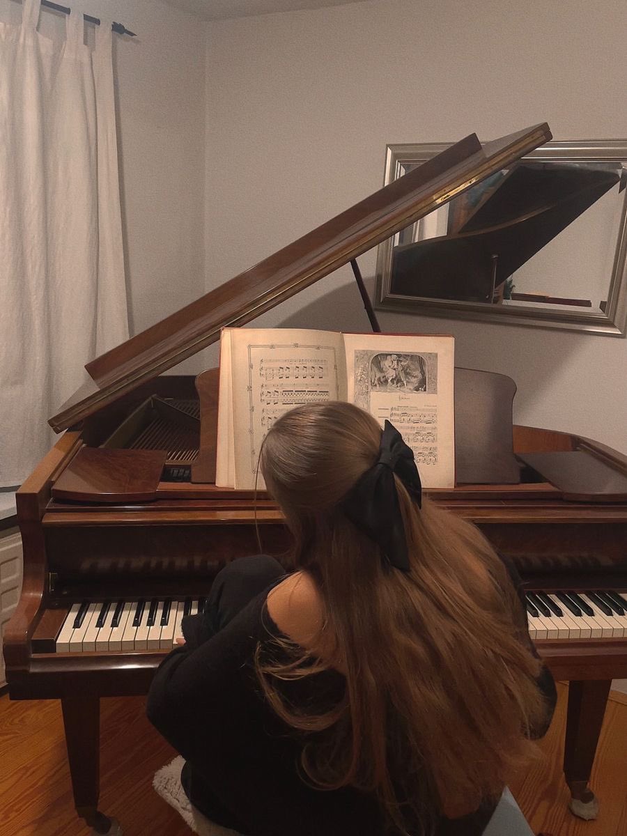 „Jesteś najzdolniejszą pianistką na świecie. Nie pozwól, aby ktokolwiek ci wmówił, że jest inaczej.” - 𝐀𝐁𝐎𝐕𝐄 𝐋𝐎𝐕𝐄 𝐒𝐚𝐧𝐝𝐫𝐚 𝐋𝐞𝐜𝐡 🤍🎹  
#aboveloveSL #TwitteroweKsiazkary