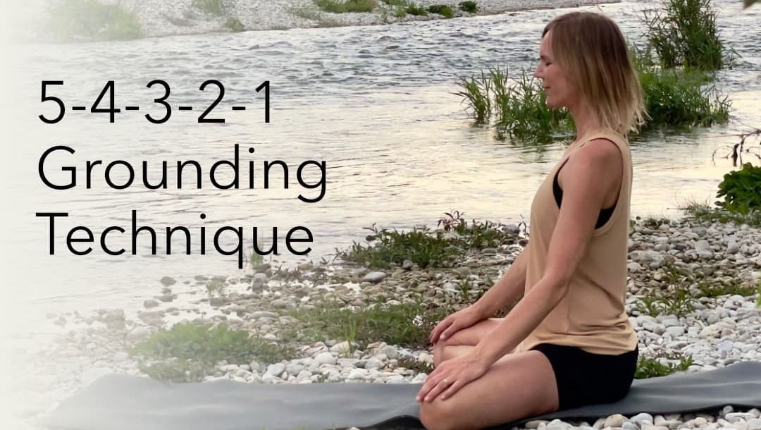 Die 5-4-3-2-1-Grounding Technique. 
Wirkt erdend und tut gut bei Unsicherheit und Ängstlichkeit. Ganz simpel.

🙌🏻 Eine ausführliche Anleitung findest du bei YOGAMOUR plus. ⁠
30 Tage lang gratis und unverbindlich ausprobieren 
👉🏼 plus.yogamour.de⁠
⁠
#achtsamkeit