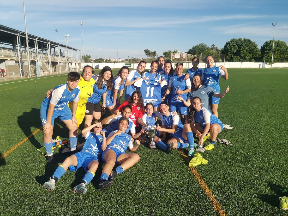 Final en Badajoz, hoy nos han entregado el trofeo como campeonas de liga, la entrego Ángeles Aguilera de  la <a href="/FedExFutbol/">Fexfutbol</a>

<a href="/cdpuertapalmas/">cdpuertapalmas</a> 0 - 5 <a href="/CPSANMIGUEL_FEM/">C. P. San Miguel Plasencia Femenino</a>

<a href="/Ayto_Plasencia/">Ayto. de Plasencia</a>
<a href="/DiputacionCC/">DiputacionCC</a>
<a href="/Junta_Ex/">Junta de Extremadura</a>
<a href="/fernandopgp/">Fernando Pizarro</a>
<a href="/isablanco7/">ISA BLANCO</a>
#porEllas_porEllos #aupassnmi