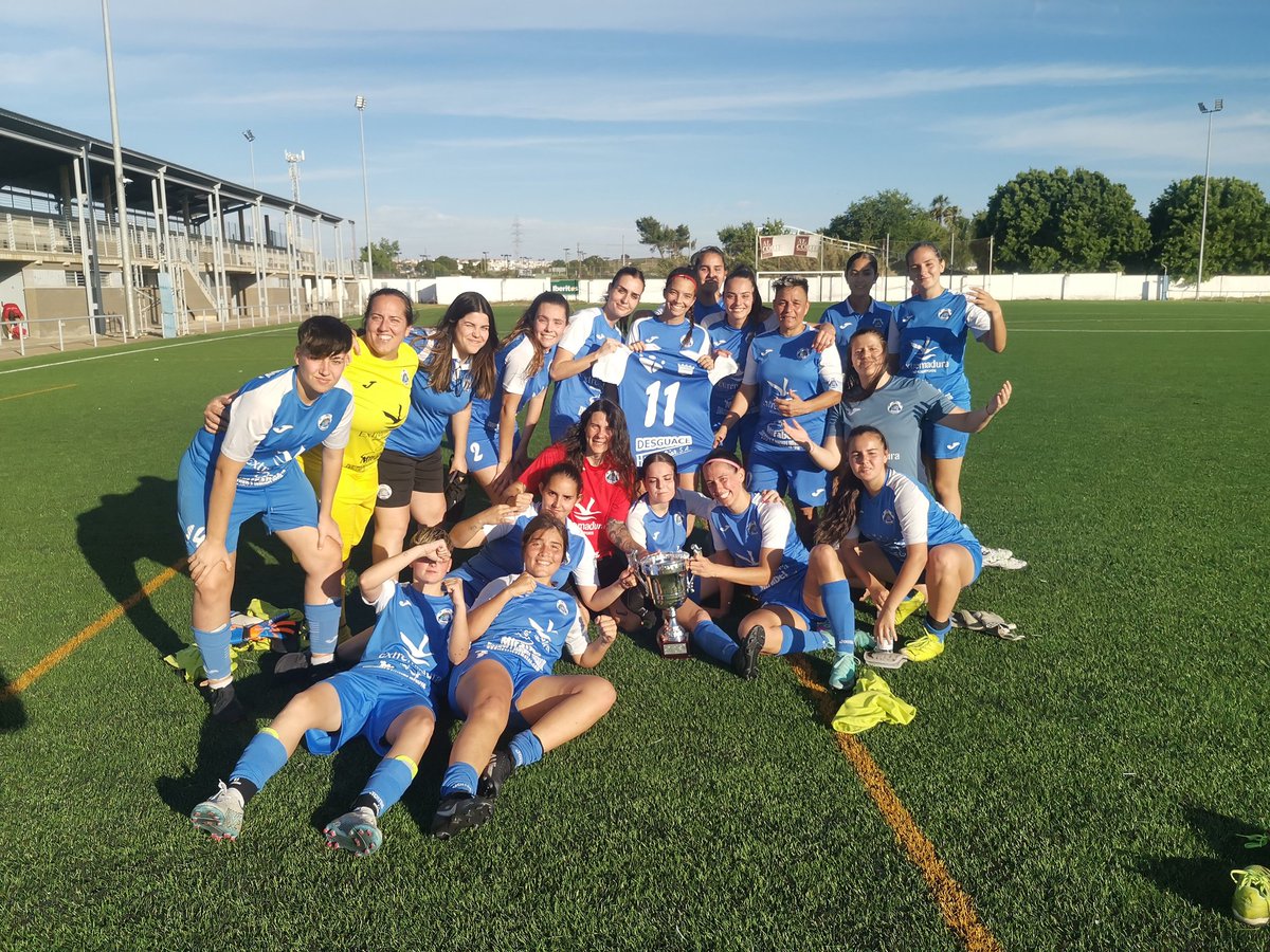Final en Badajoz, hoy nos han entregado el trofeo como campeonas de liga, la entrego Ángeles Aguilera de  la @FedExFutbol

@cdpuertapalmas 0 - 5 @CPSANMIGUEL_FEM

@Ayto_Plasencia
@DiputacionCC
@Junta_Ex
@fernandopgp
@isablanco7
#porEllas_porEllos #aupassnmi