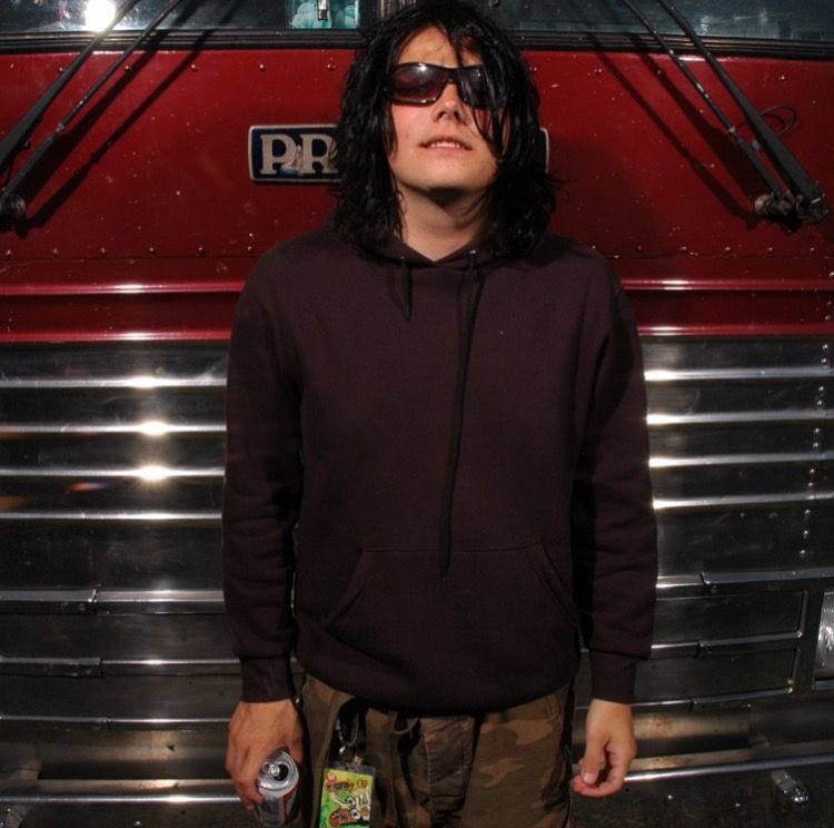 emogayinfp's tweet image. mums will be like "my beautiful daughter” and the daughter in question looks like this