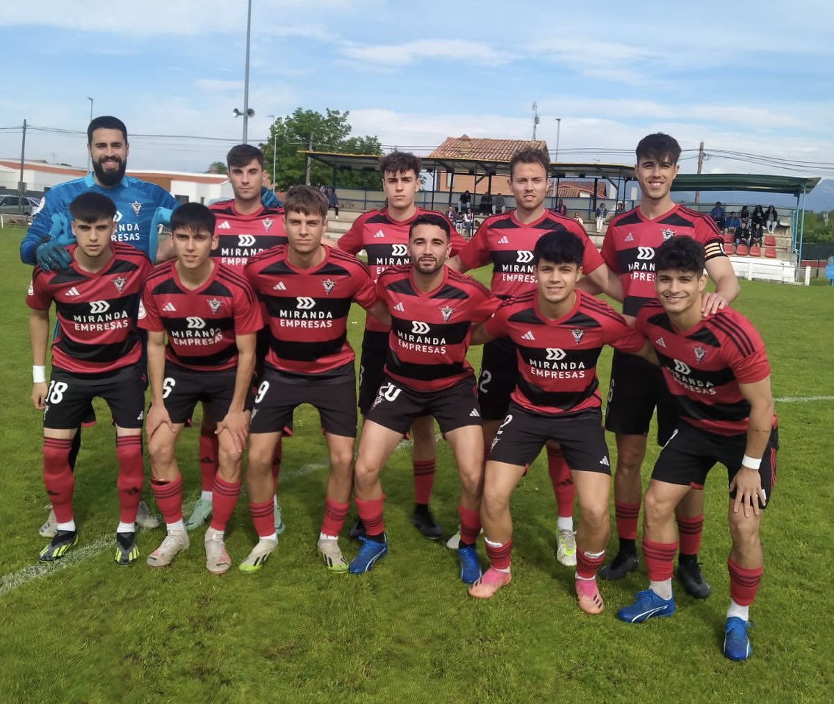 FINAL en ENCE

@CDMirandes B 1️⃣
@RealAvilaCF 1️⃣

Empate de los jabatillos para despedir la temporada en casa.

#OndaRojilla #MirandésBRealAvila   #3RFEF