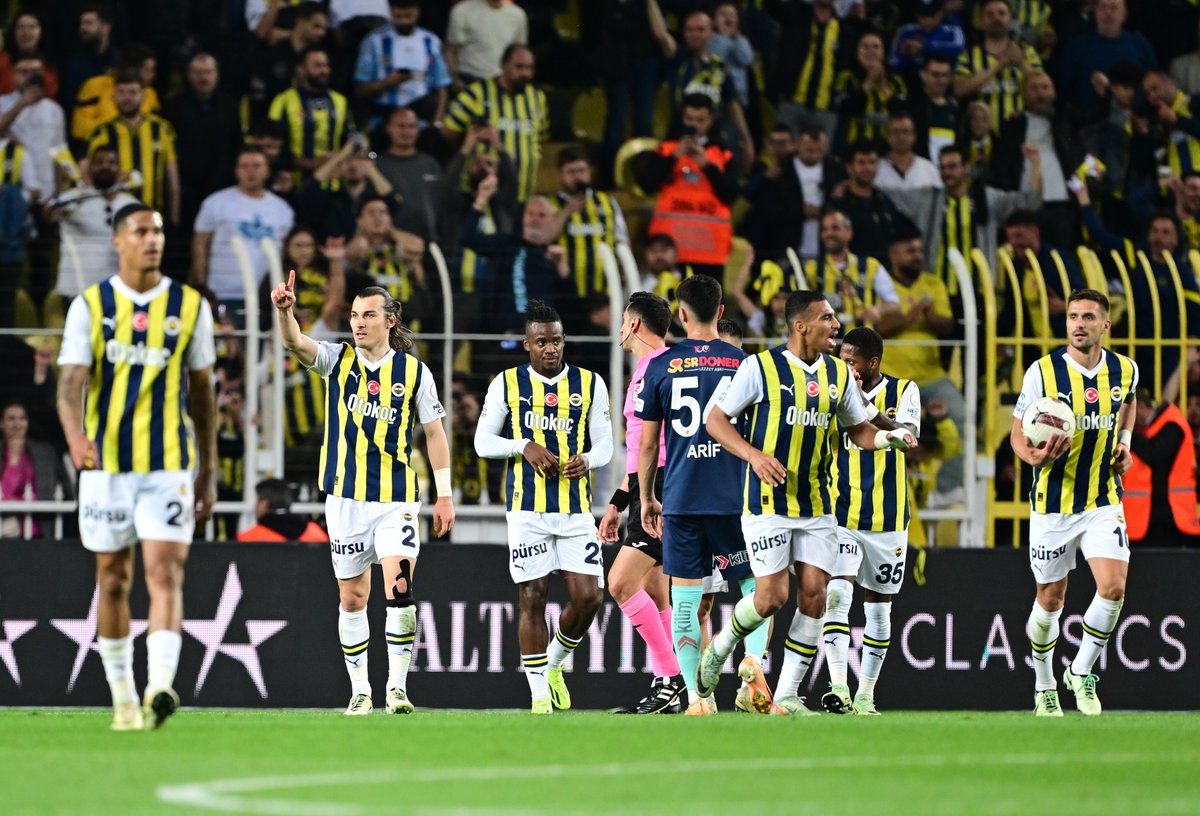 5 - Evinde oynadığı son beş Süper Lig maçında puan kaybetmeyen @Fenerbahce, bu sezonki en uzun galibiyet serisini tekrarladı (5G; Ağustos-Ekim 2023). Yuva.