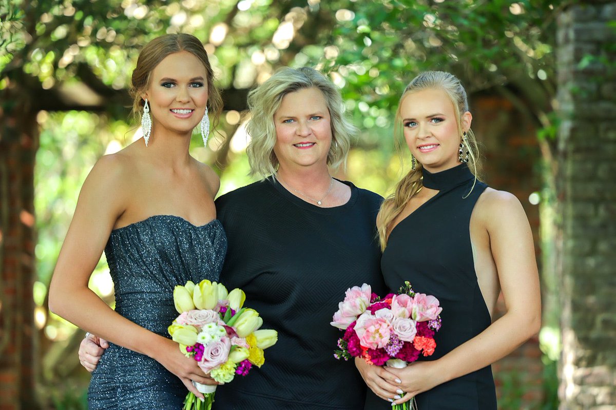 KayleeMidkiff's tweet photo. Happy Mother’s Day to the best mom! Thank you for everything!! We love you lots💜 https://t.co/MTecB9KuuV