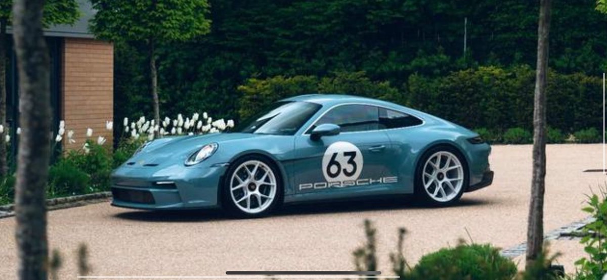 Goodness a fiver off half a million squid 🦑 at asking. Porsche 911 ST Sport Touring 992 Heritage Pack. So many other awesome 911’s you could have for way less money or buy a few 👍🏁 autotrader.co.uk/car-details/20…