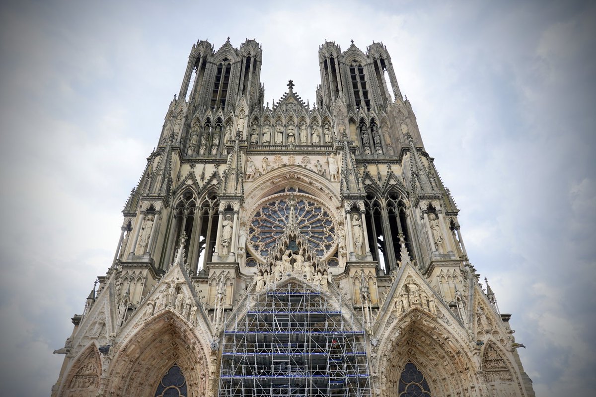 Devant la Cathédrale de Reims, avec 4 autres colistiers @BesoindEurope, là où de Gaulle et Adenauer ont scellé la réconciliation 🇫🇷🤝🇩🇪.

Merci aux militants marnais pour leur accueil cet après-midi et à @ArnaudRobinet pour sa présence et son soutien !