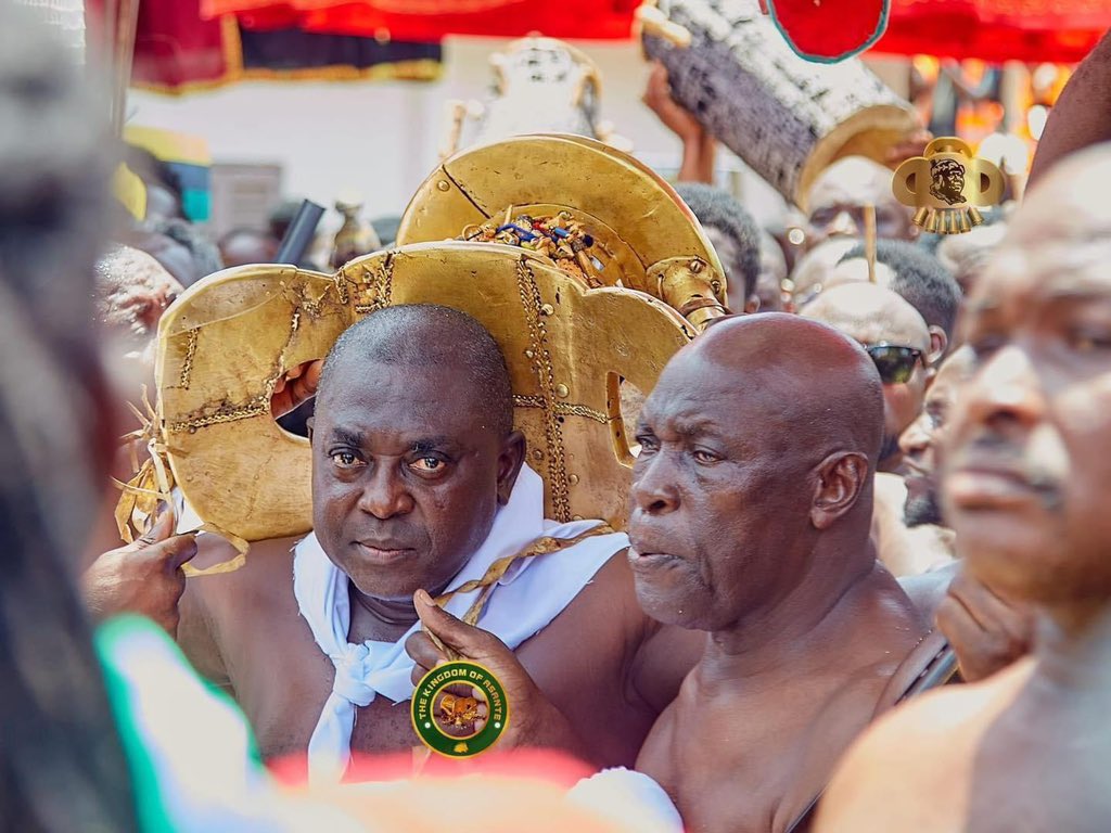 This man carrying the Golden Stool (Sikadwa) is a Professor of Human Biology at KNUST. It is always an honor to serve Asanteman and Asantehene.

The Golden Stool is the sacred symbol of the Asantes. It is believed to possess the soul of the Asante people. 
 
#Africa 🇬🇭