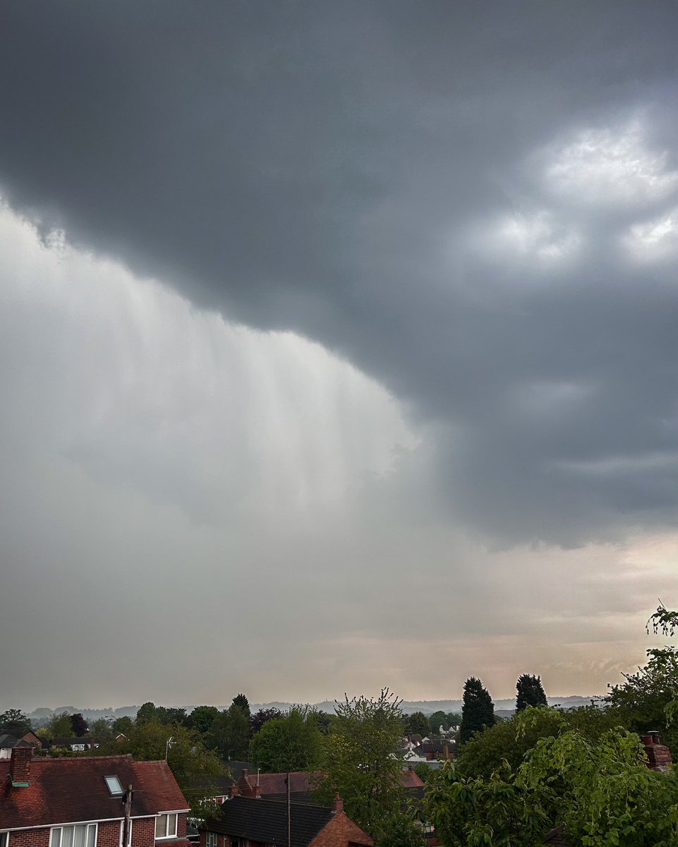 That was short and sweet!! Plenty of thunder and lightning and quite an impressive shelf cloud! @BlackCountryWX @StormHour #stormhour #kingswinford #BlackCountry #weather