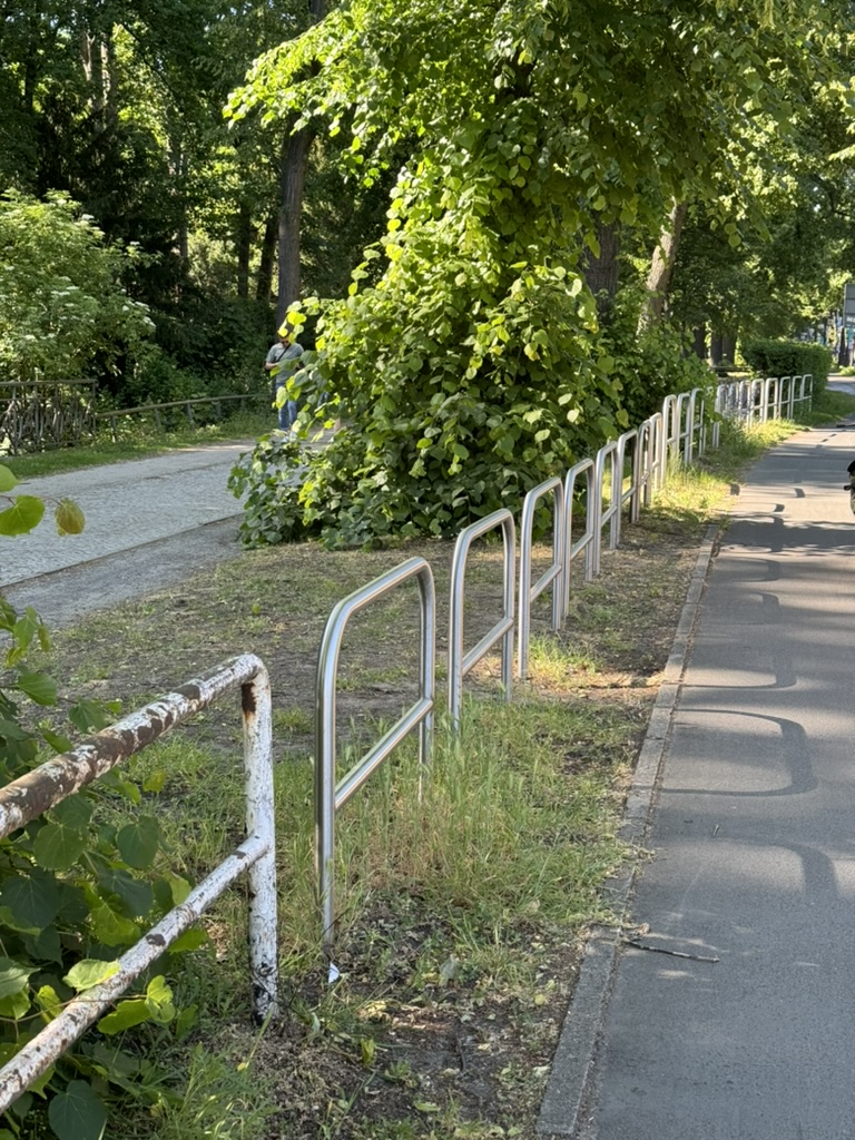 In #Schöneberg werden also Fahrradbügel zum Anschließen einfach als Zaun genutzt. Naja. Glaub die wären woanderes sinnvoller eingesetzt. #verkehrswende