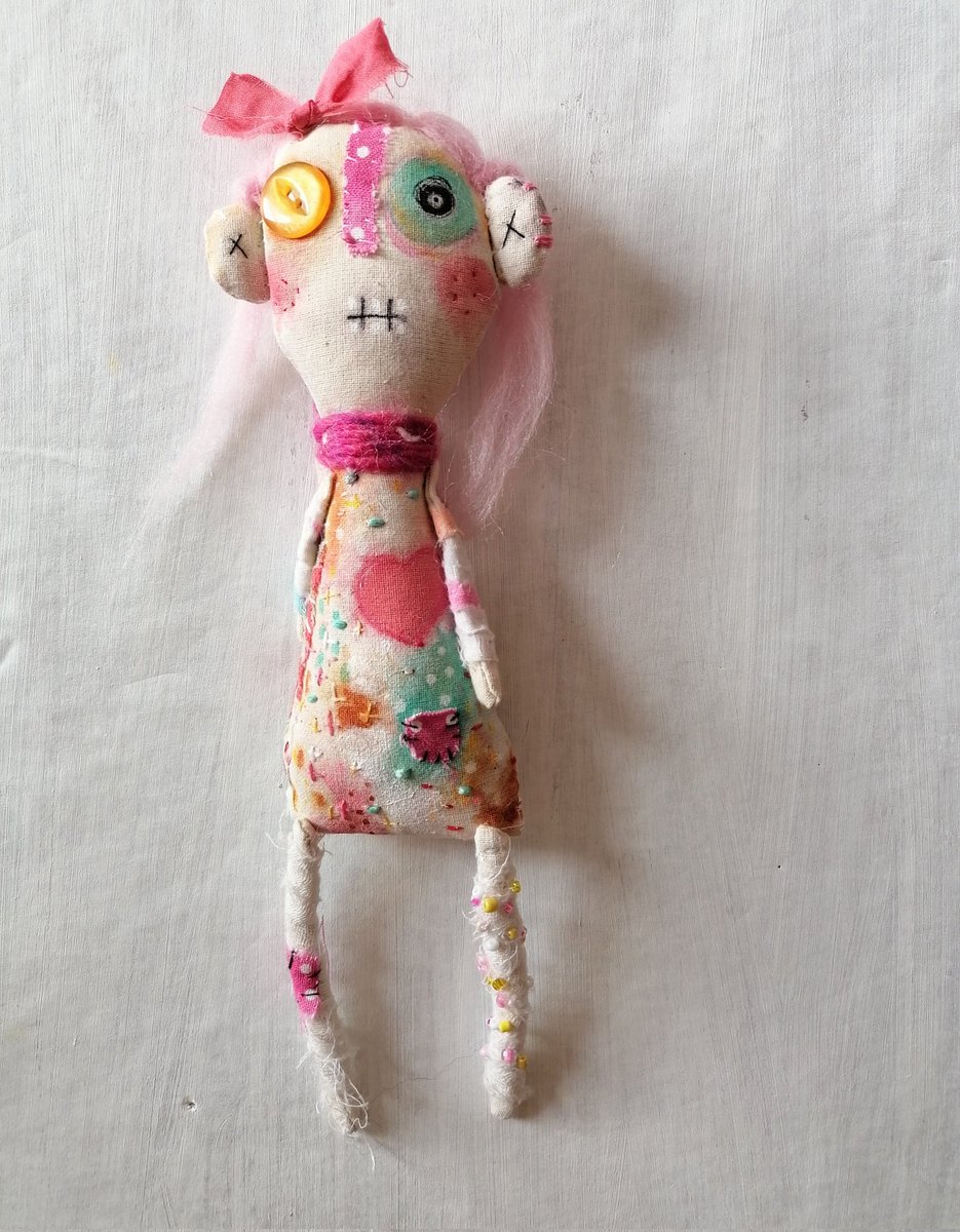 New little doll available on my website 😊 She is a bit strange and a lot cute. littlebirdofparadise.bigcartel.com/product/yellow… #MHHSBD #CraftBizParty #shopindie