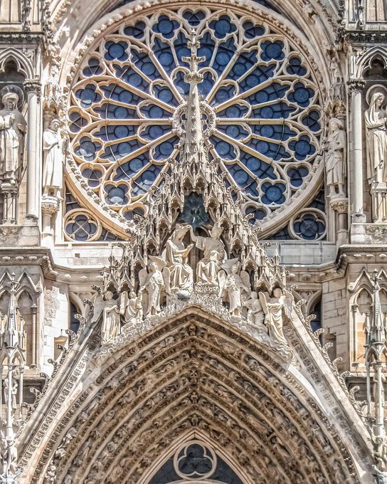 The incredible detail at the Cathedral of Our Lady of Reims. 🇫🇷