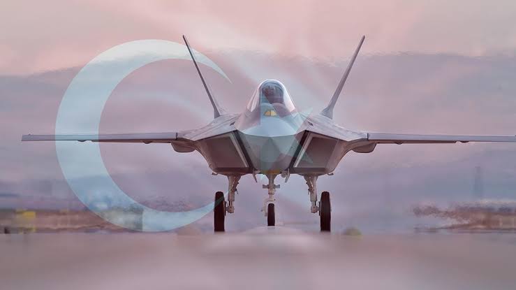 🔴 TUSAŞ Genel Müdürü Temel Kotil: (KAAN savaş uçağı hakkında) 

▪️Bu uçak, F-35'den iyi bir uçak. F-35, 6 ton taşıyor; bu 10 ton taşıyor mühimmat olarak. 

▪️Bu 2 motorlu o tek motorlu. 2 motor daha çok enerji, daha uzağı aydınlatan radarlar demektir.