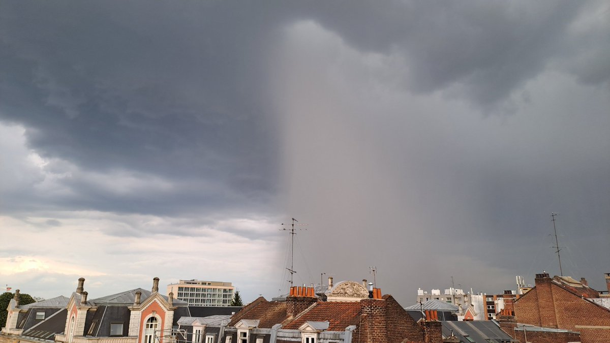 PapsyrusI_'s tweet photo. C'est ça un "mur" d'eau ? 😅 #orages #Lille https://t.co/Q4vWF174j7