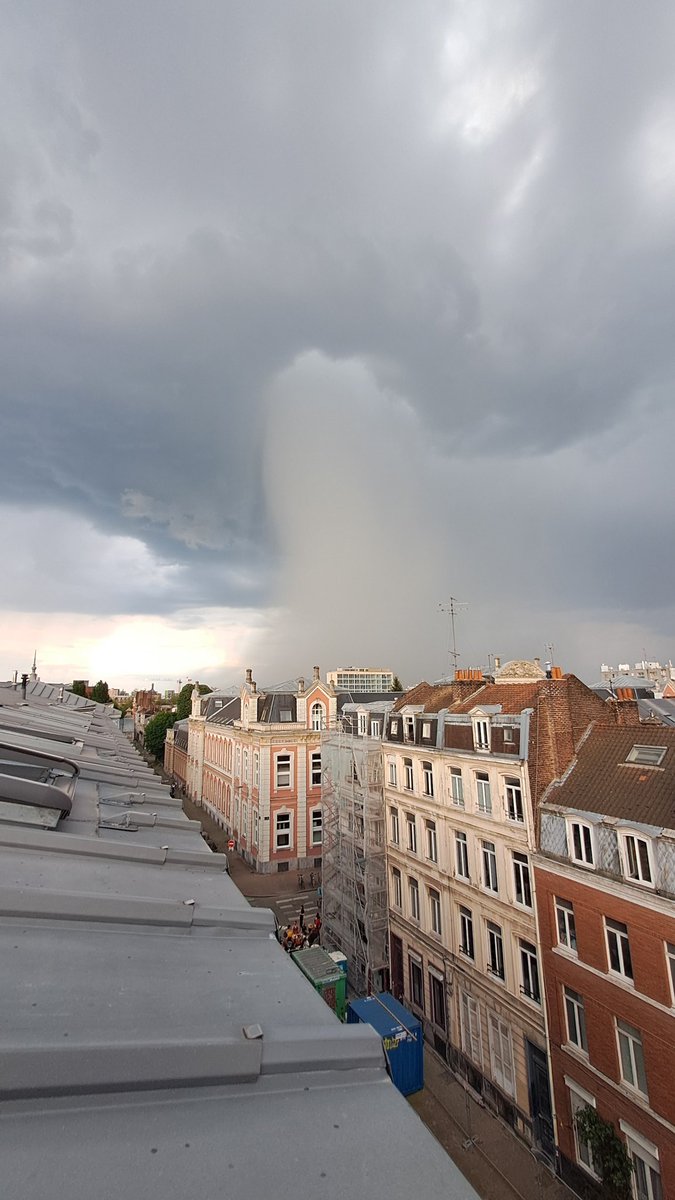 C'est ça un 'mur' d'eau ? 😅 #orages #Lille